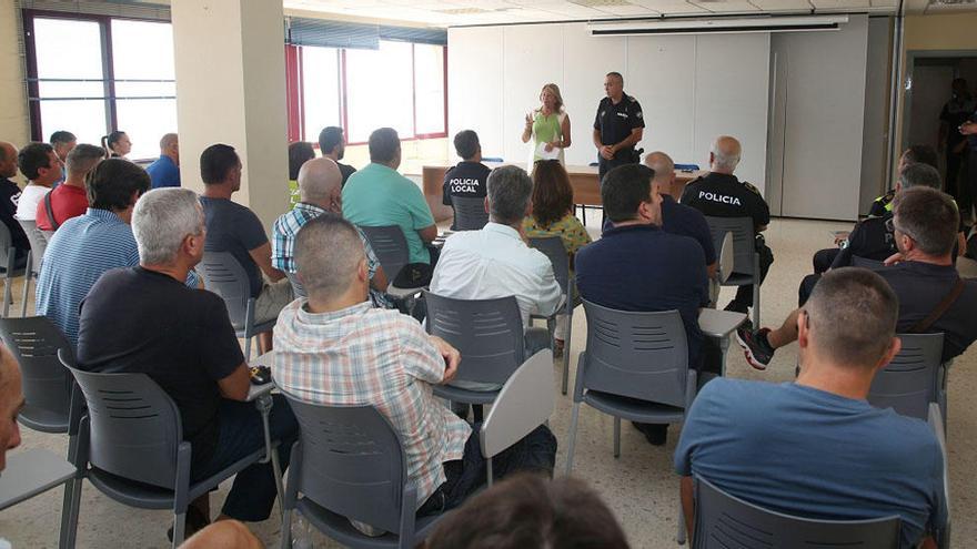 La alcaldesa de Marbella, Ángeles Muñoz, se reunió ayer con la plantilla de la Policía Local.