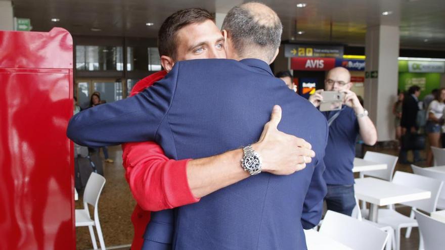 Scepovic, a su llegada al aeropuerto de Asturias