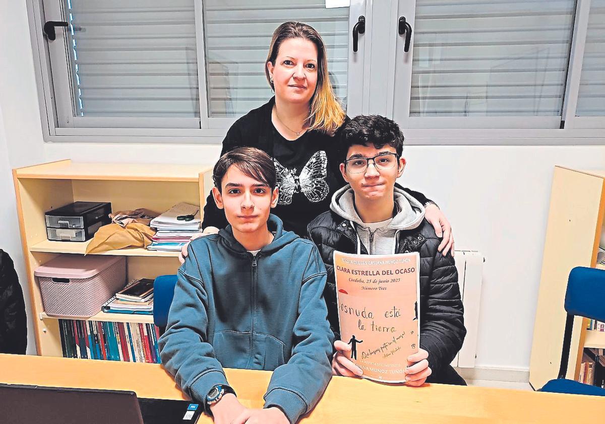 Una profesora y alumnos del IES Casiana Muñoz con un ejemplar de 'Clara estrella del ocaso Luna'.