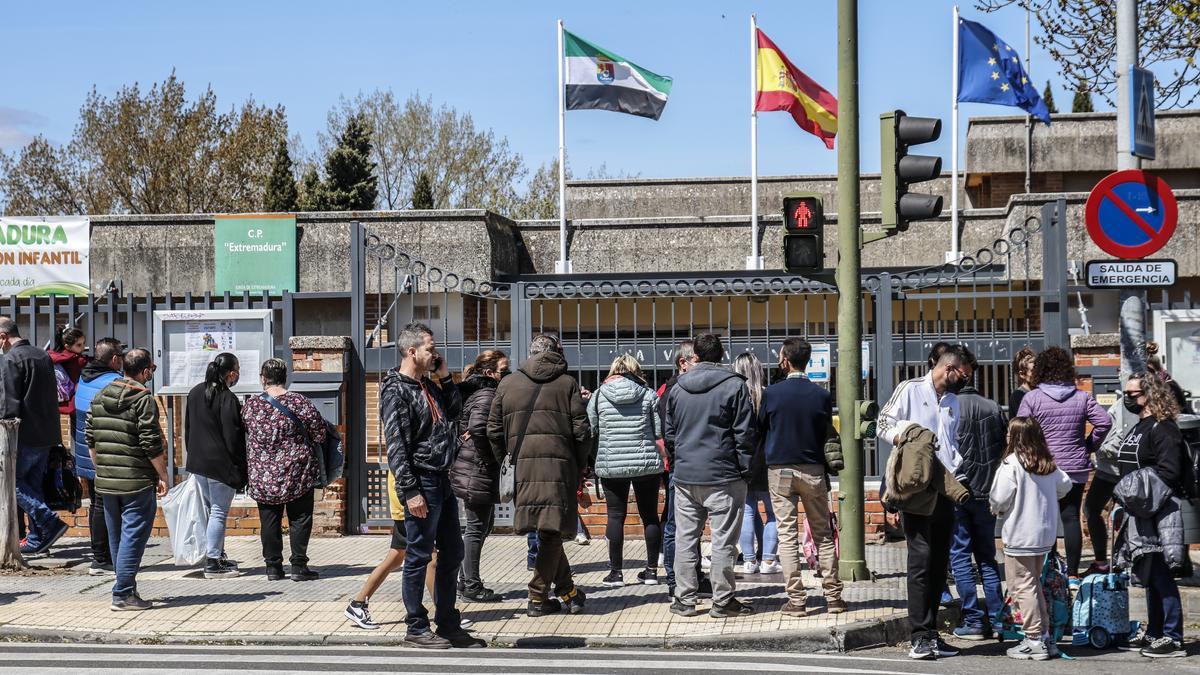 Una imagen de la salida de los alumnos del colegio Extremadura, ayer.
