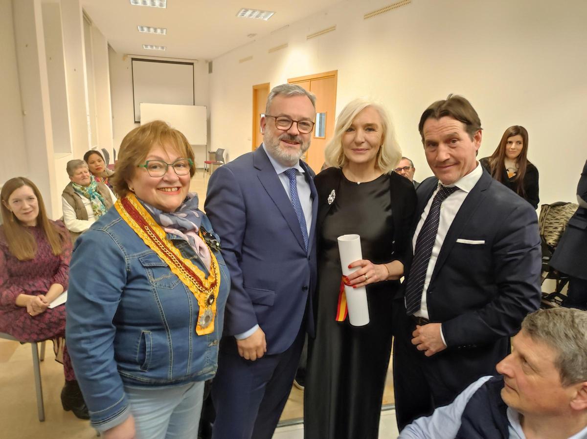 Amada Álvarez, Alfredo Quintana, Teresa Camacho y Eugenio tras recibir el galardón.