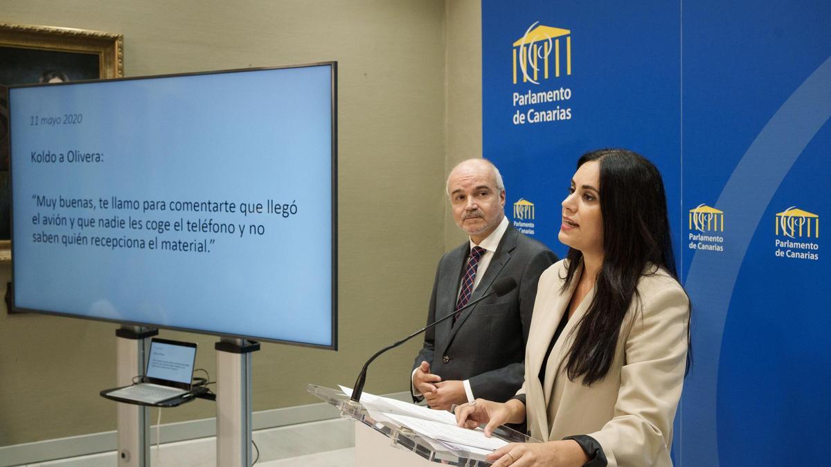 Vidina Espino y José Alberto Díaz Estébanez durante la rueda de prensa en el Parlamento.