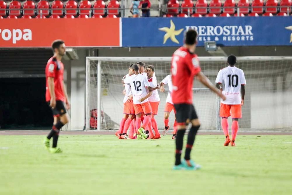 El Mallorca se abre en canal y entrega su trofeo