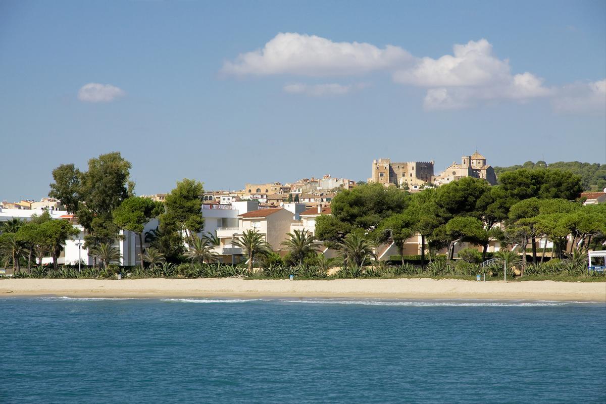Un pueblo medieval levantado, literalmente, a la orilla del mar.