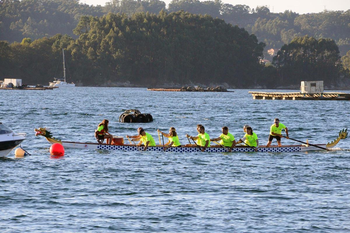 La embarcación en pleno esfuerzo en la Ría de Aldán entre barcos y bateas.