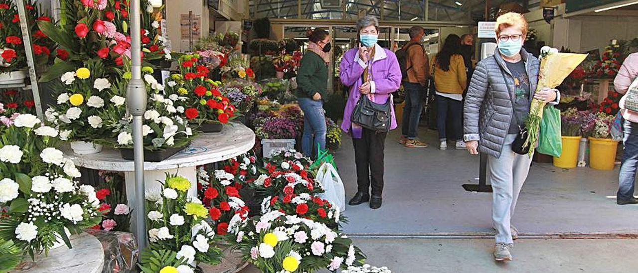 Afluencia de clientes en los puestos de la alameda. |   // IÑAKI OSORIO