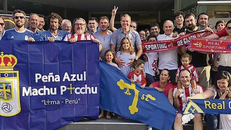 Aficionados del Sporting y el Oviedo, antes del derbi.