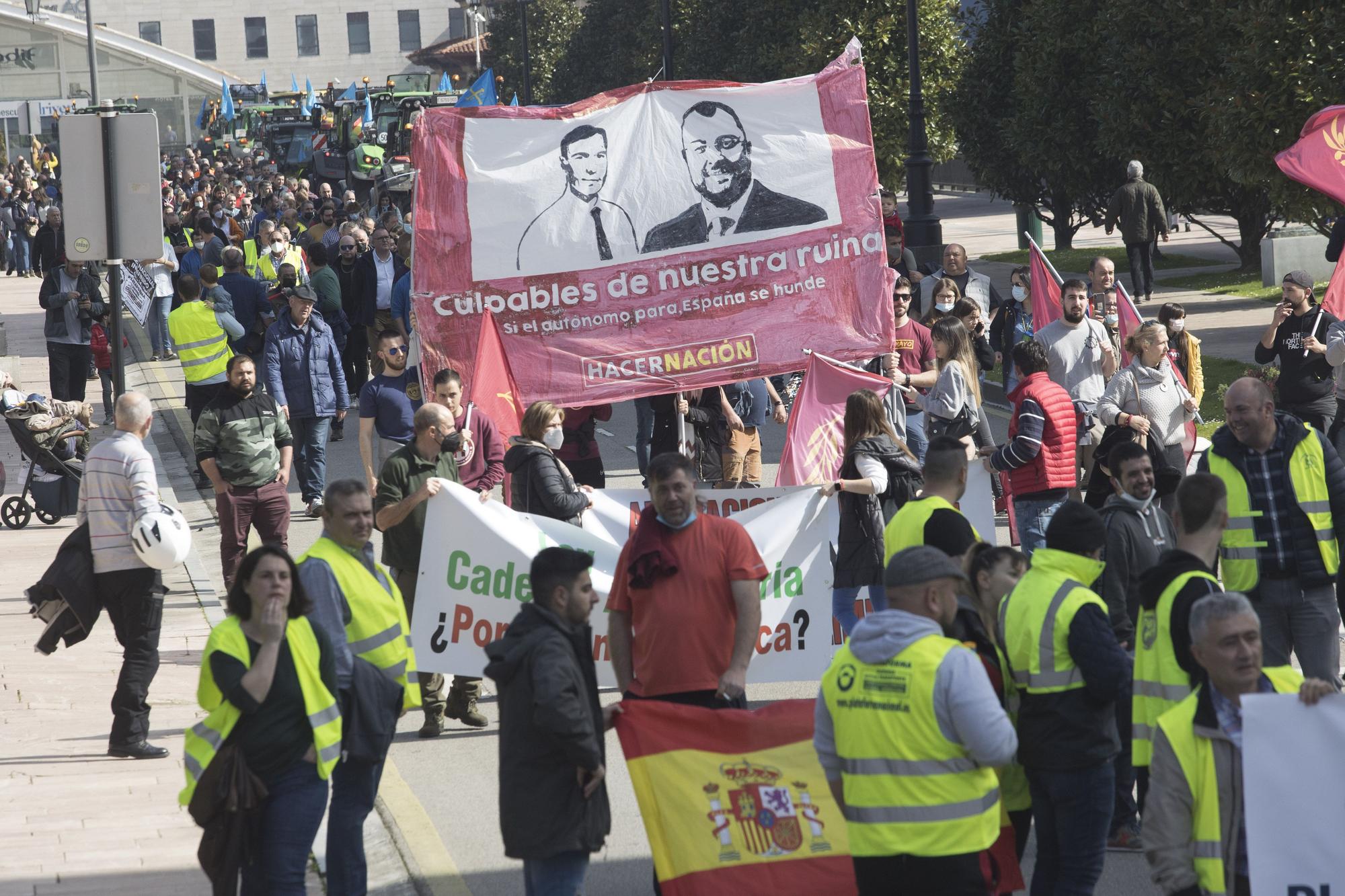 EN IMÁGENES: Los transportistas inundan las calles de Oviedo de camiones para visibilizar su protesta