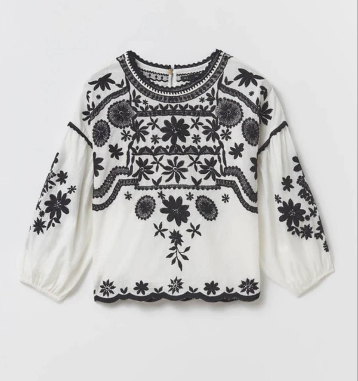 Blusa blanca con bordados negros de Sfera