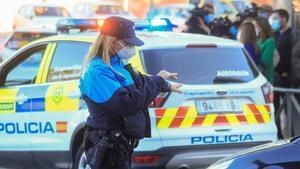 MADRID  28 09 2020 - Una policia local da el alto a un vehiculo  este lunes  en la primera jornada de restricciones aplicadas a las areas sanitarias de Miguel Servet y Doctor Trueta de la localidad madrilena de Alcorcon  La Comunidad de Madrid extendio desde la pasada medianoche las restricciones para luchar contra la pandemia  sumando ocho areas a las zonas basicas sanitarias hasta un total de 45 territorios  de donde los vecinos solo podran salir para acudir al trabajo o al centro educativo  entre otros supuestos  una medida que se toma con la region enfrentada con el Ministerio de Sanidad  que pide medidas mas contundentes  EFE Fernando Alvarado