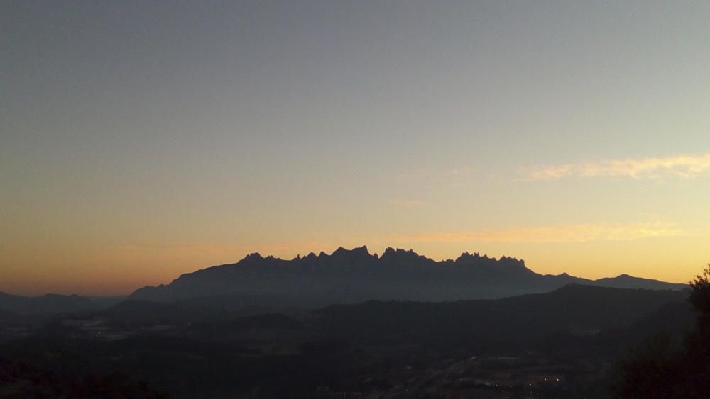 Al Bages. La nostra emblemàtica muntanya de Montserrat té un perfil fantàstic des del Bages, juntament amb el cel que l’acompanya.