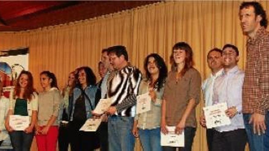 Fotografia de grup de tots els alumnes premiats, ahir, en la cloenda del concurs Idees Joves