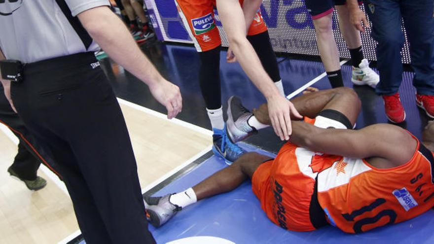 Romain Sato, en el momento de la lesión.