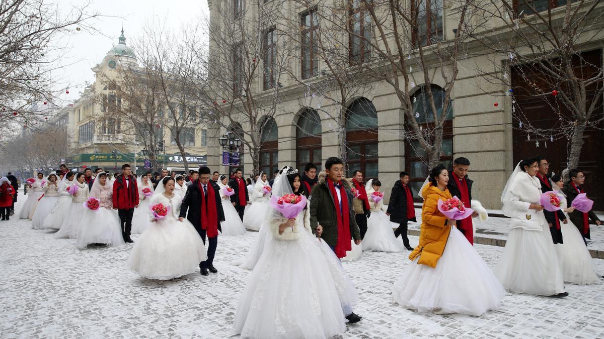Varios recién casados chinos posan en un evento en Harbin, China.