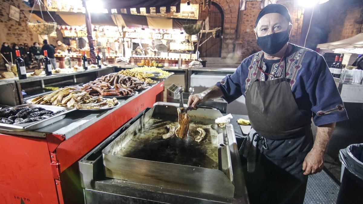 Antonio Caño ofrece sus ricas carnes de cerdo.