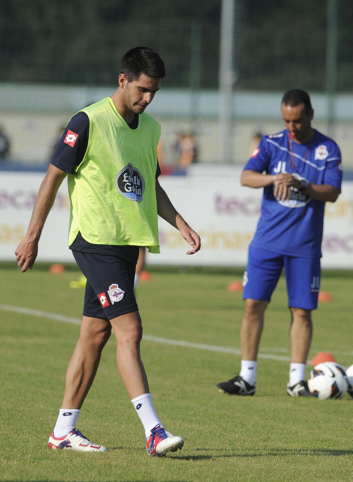 Pablo Insua, en un entrenamiento con el Dépor; al fondo, José Luis Oltra