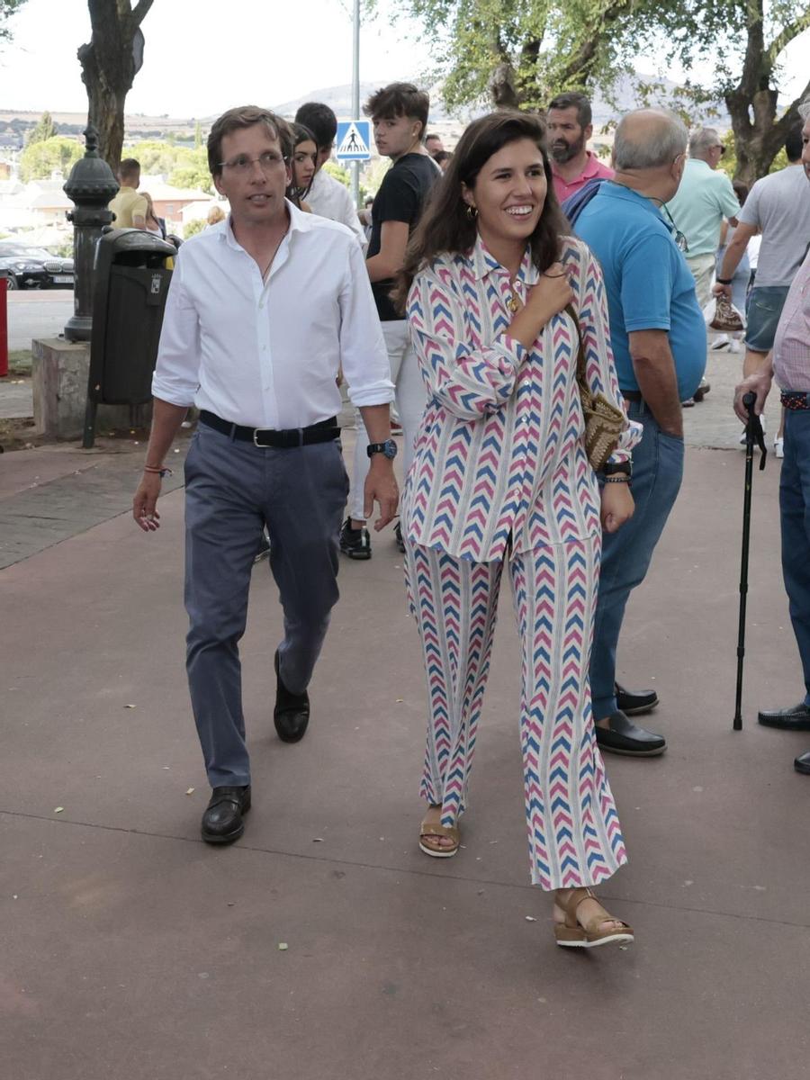 Teresa Urquijo, con look de Scalpers, y José Luis Martínez Almeida