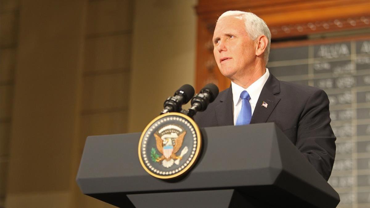 Pence interviene en un acto en la Bolsa de Argentina, en Buenos Aires, el 15 de agosto.