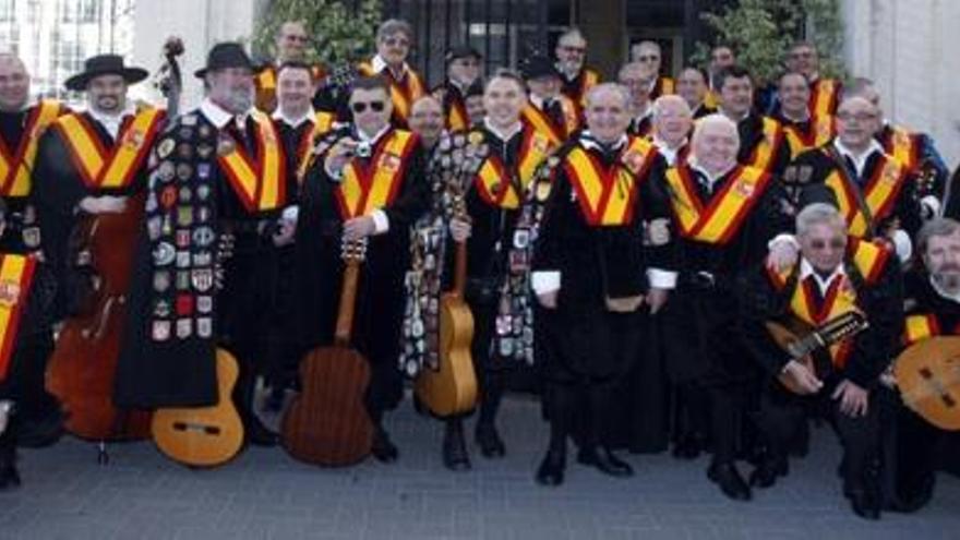 Los miembros de Tuna España posaron este viernes así de orgullosos tras recibir el diploma de Marca España.