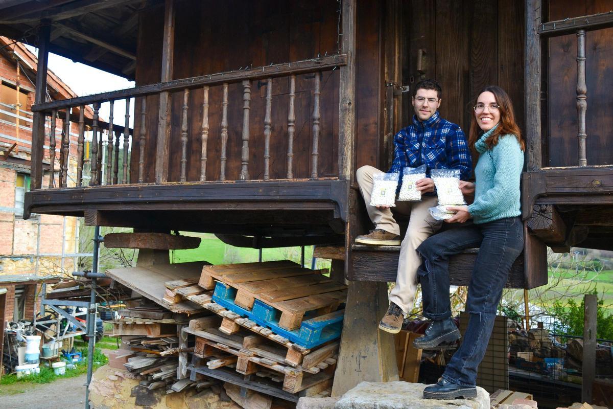 Otra imagen de Noelía  y Arián con sus primeras fabes, en el hórreo familiar de Landrio.