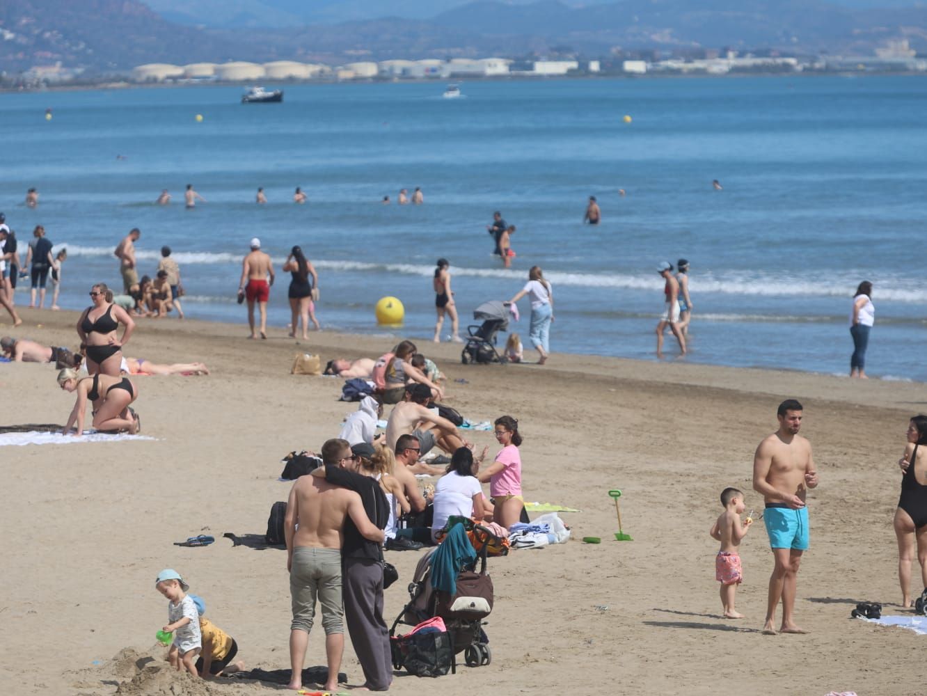 Primeros chapuzones del año en un domingo de sol y playa