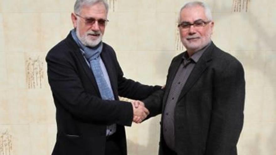 José Luis Gisbert (izq) y el nuevo presidente Marco Miquel.