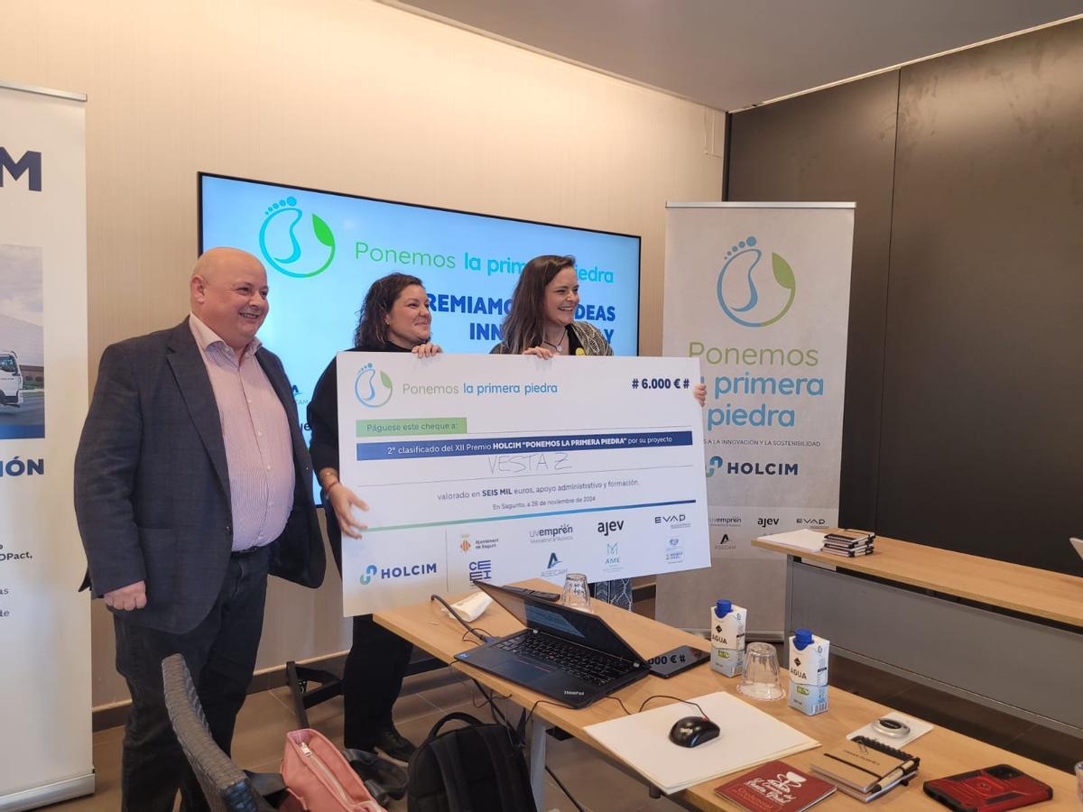Vesta Z recoge el premio, junto al director de Holcim en Sagunt.