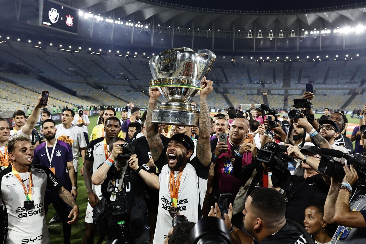 AMDEP189. RÍO DE JANEIRO (BRASIL), 21/12/2025.- Memphis Depay de Corinthians levanta el trofeo de la Copa de Brasil este domingo, al ganar la final ante el Vasco Da Gama en el Estadio Maracana, en Rio de Janeiro (Brasil). EFE/ Andre Coelho