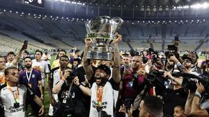 AMDEP189. RÍO DE JANEIRO (BRASIL), 21/12/2025.- Memphis Depay de Corinthians levanta el trofeo de la Copa de Brasil este domingo, al ganar la final ante el Vasco Da Gama en el Estadio Maracana, en Rio de Janeiro (Brasil). EFE/ Andre Coelho