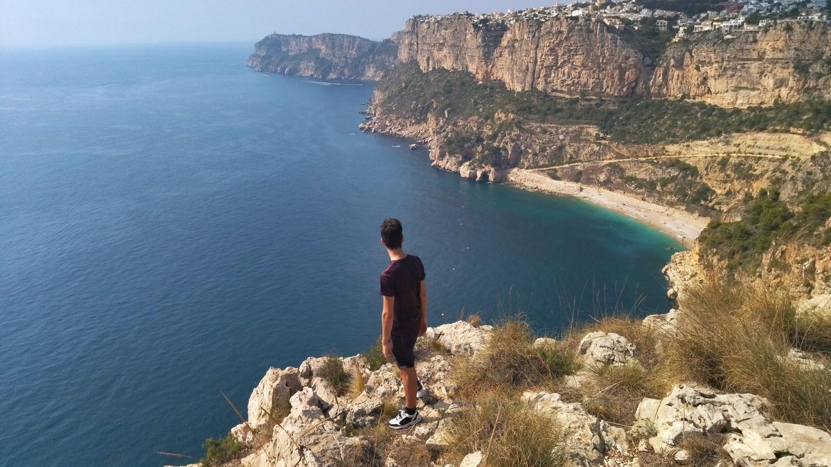 El acantilado del Moraig; al fondo, el Cap d'Or de Moraira