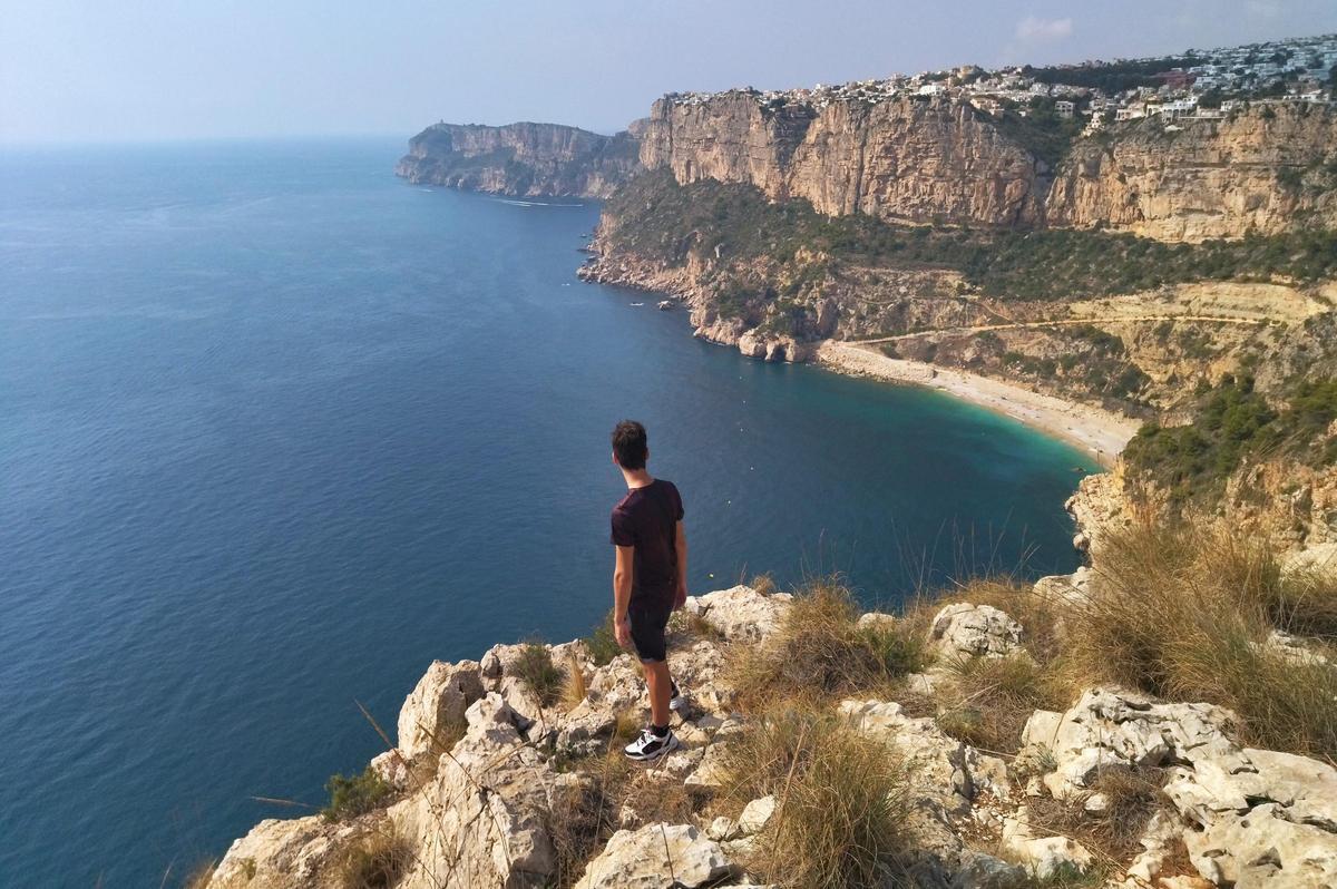 El acantilado del Moraig; al fondo, el Cap d'Or de Moraira