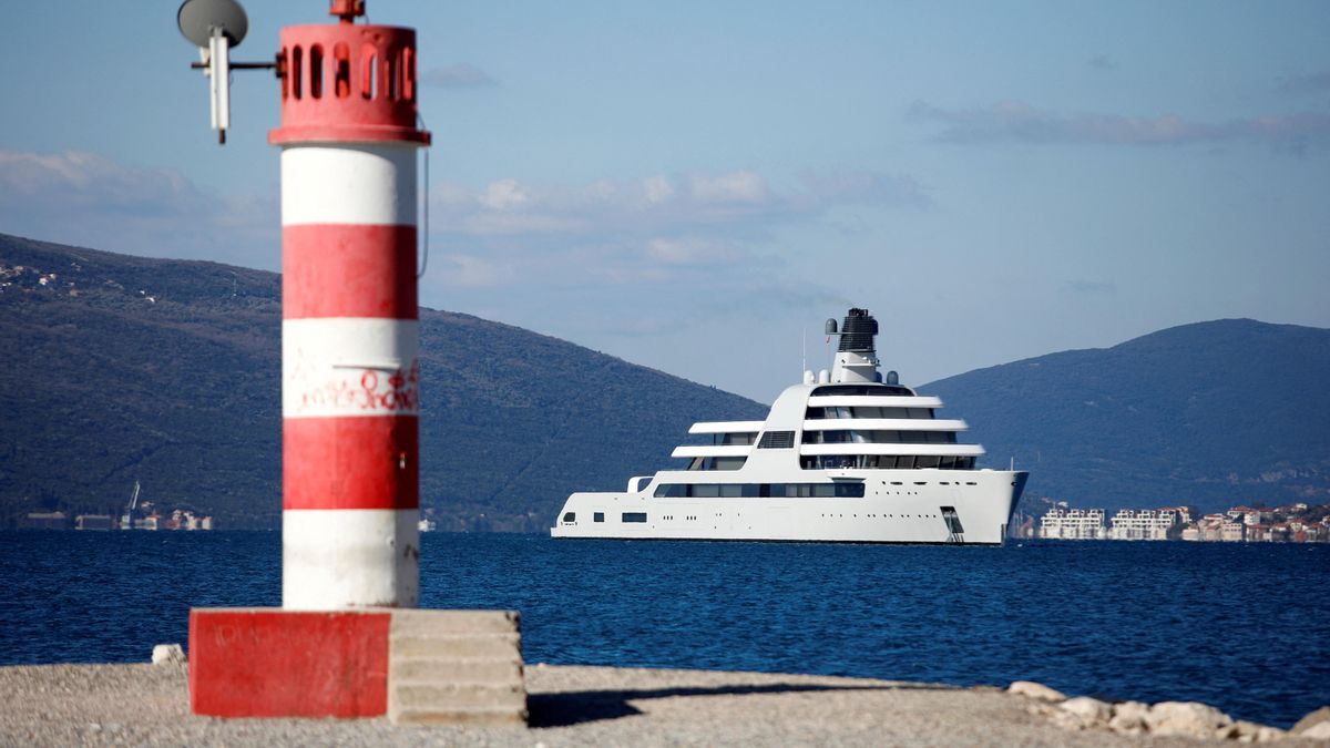 My Solaris, el yate de Roman Abramovich, frente a la costa de Montenegro el pasado día 12.