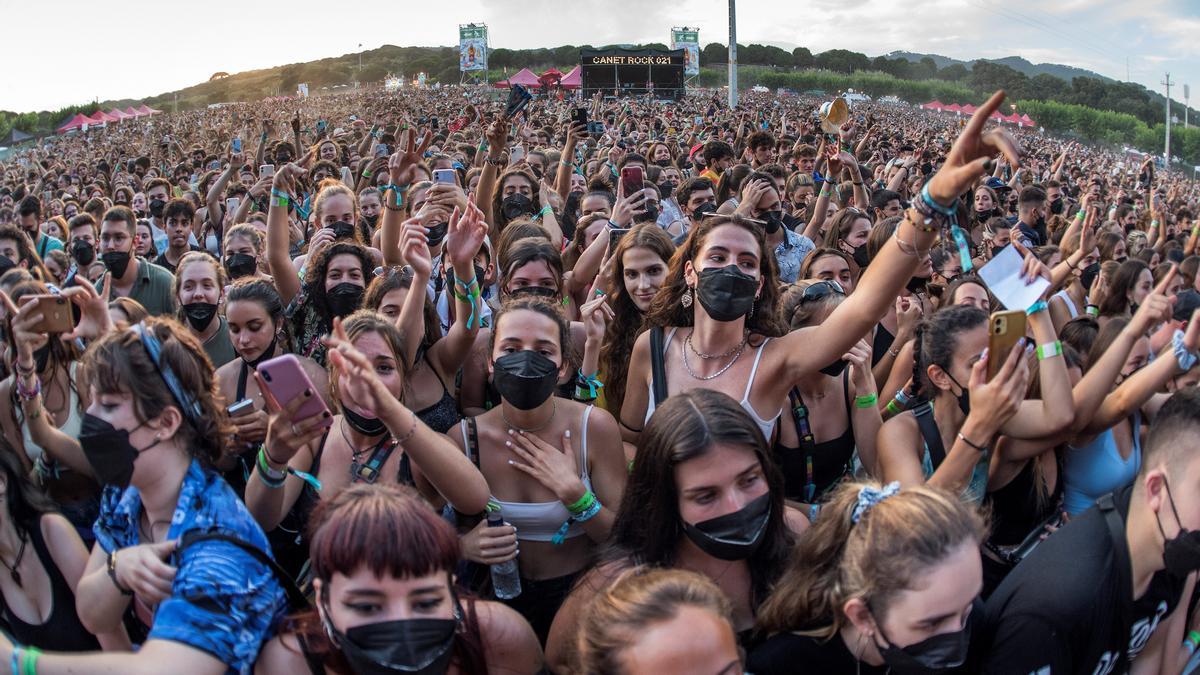 Pese a las restricciones causadas por la pandemia, en el verano del 2021 pudimos volver a  asistir a conciertos y festivales multitudinarios. No se pudieron celebrar el Sónar, el Primavera Sound ni el Rock Fest, pero sí lo hicieron el Vida, el Cruïlla y el Canet Rock (en la foto). Más de 22.000 personas se concentraron en Canet con el protocolo del test de antígenos y sin distancia social el día 3 de julio..