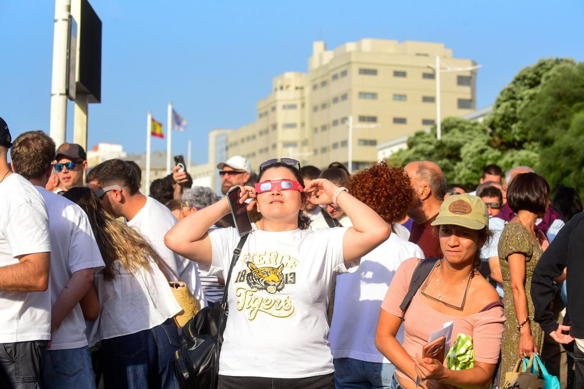 Más de 225.000 personas vivieron el eclipse solar total en las calles de la ciudad Más de 225.000 personas vivieron el eclipse solar total en las calles de la ciudad