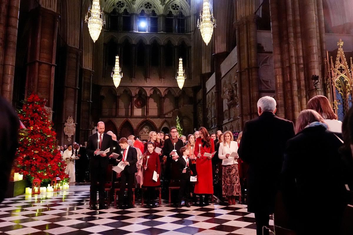 El Príncipe de Gales, el Príncipe George, la Princesa Charlotte, el Príncipe Louis, la Princesa de Gales y la Duquesa de Edimburgo durante el servicio de villancicos