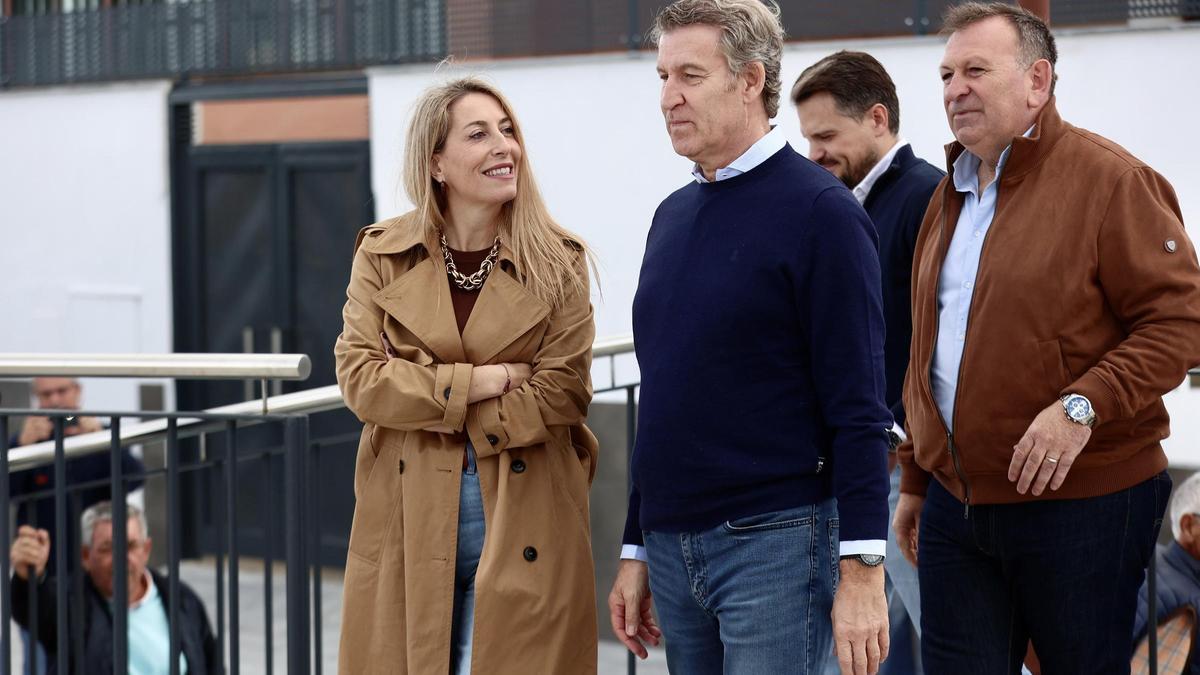 Archivo - El presidente del PP, Alberto Núñez Feijóo, y la presidenta del PP de Extremadura, María Guardiola, participan en un acto público, en el Pabellón Municipal Juan de Dios Ordóñez, a 16 de noviembre de 2025, en Lobón, Badajoz, Extremadura (España).