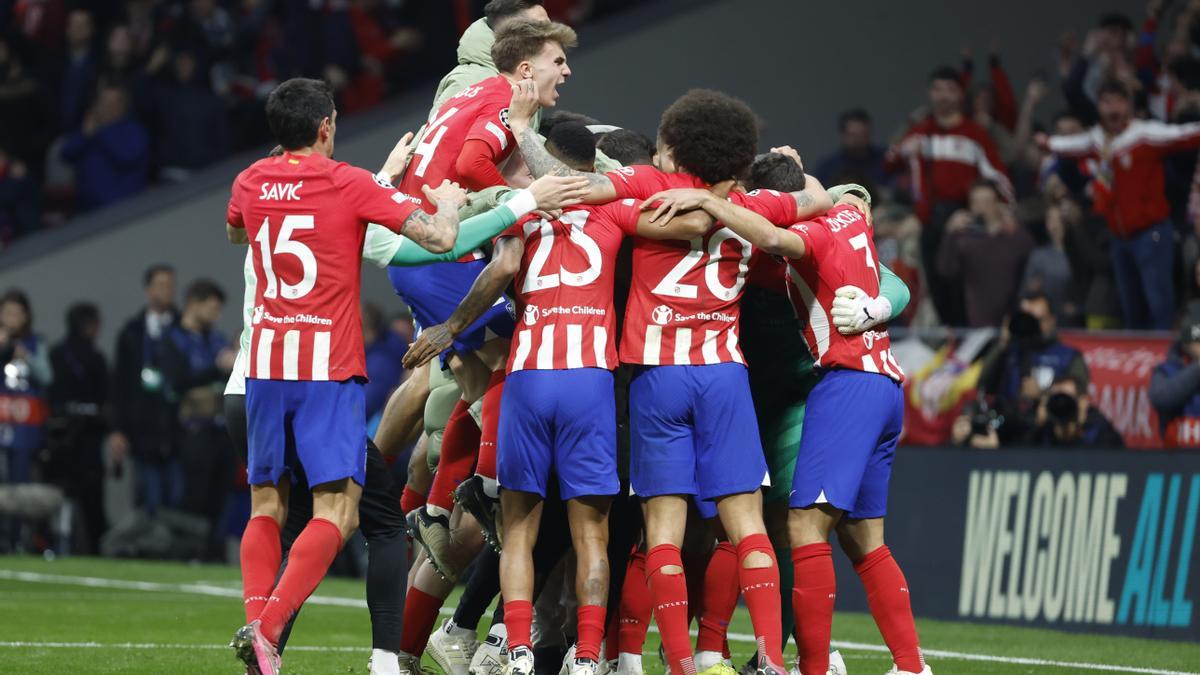 La plantilla del Atlético de Madrid celebrando el pase a cuartos