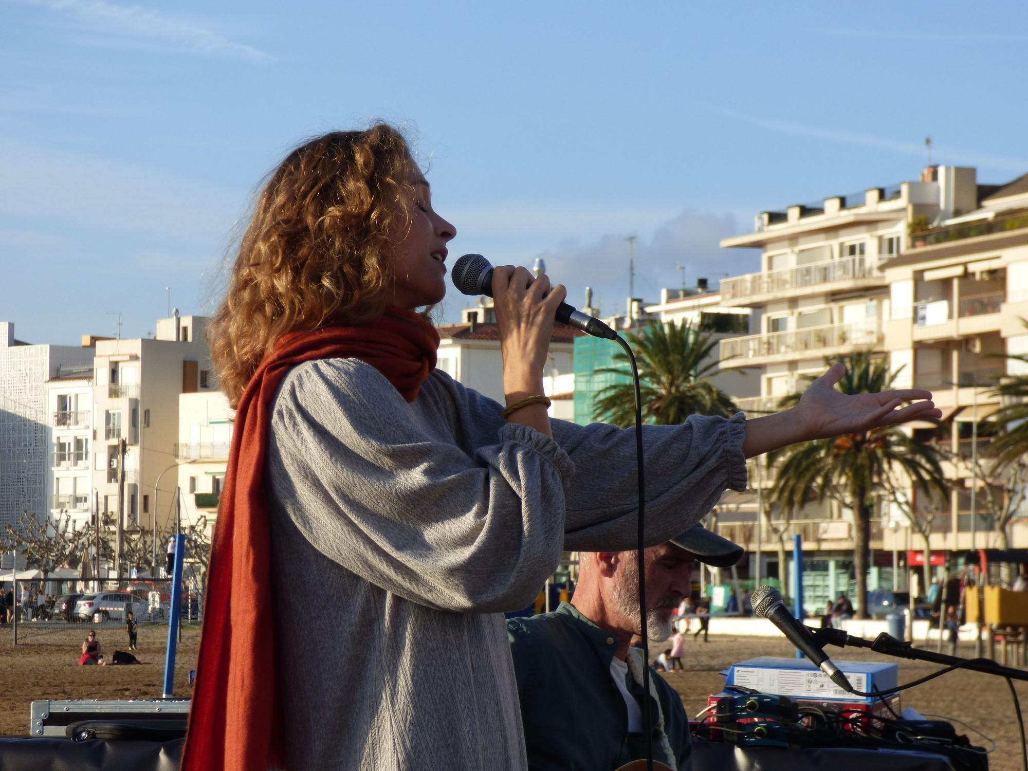 El Festivalet de Roses omple la platja de la Perola