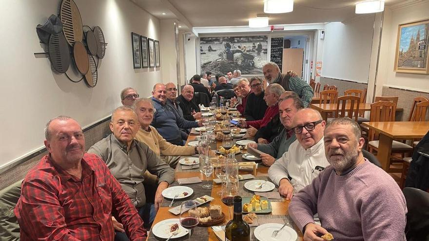 Crónica social compostelana | Cocido de la promoción de 1981 del Colegio Peleteiro