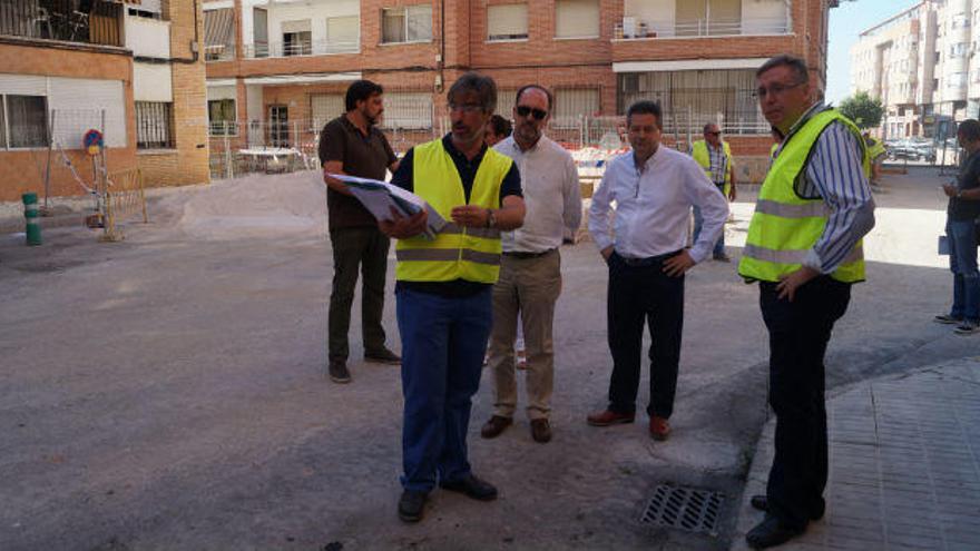 El alcalde, Emilio Bascuñana, el concejal de Infraestructuras, Francisco Sáez, y el edil Juan Ignacio López-Bas, han visitado este martes las obras