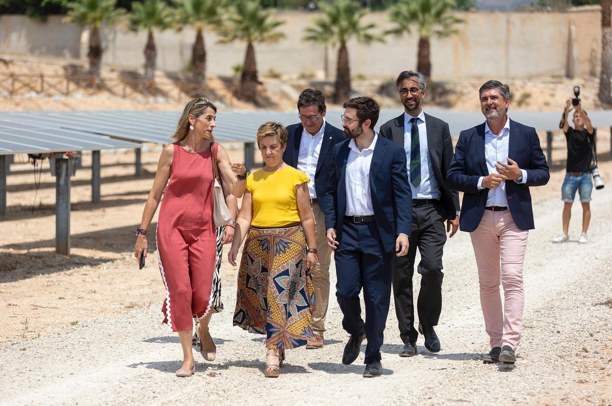 Visita inaugural a la planta solar fotovoltaica de la comunidad energética del grupo Enercoop de Crevillent