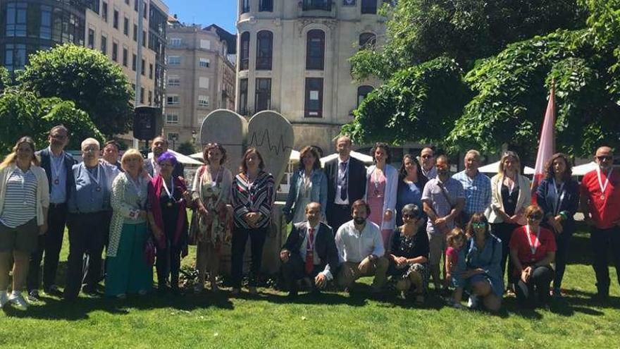 Acto ante el monumento al donante en Vigo, con los concejales Ángel Rivas e Isaura Abelairas; el pres. de Adrovi, Celso García, la coord. de trasplantes de Galicia, Encarnación Bouzas y la dir. de procesos de Hospitalización de la EOXI, Esther Casal, entre otros responsables sanitarios y pacientes. // R. Grobas