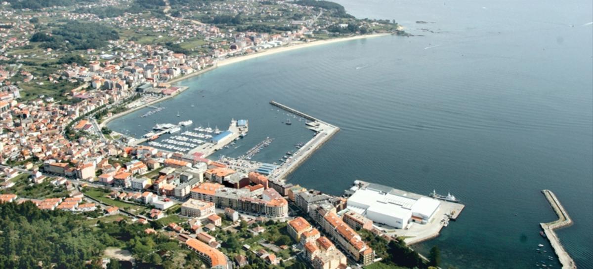 Unha vista áerea do porto en tempos recentes.