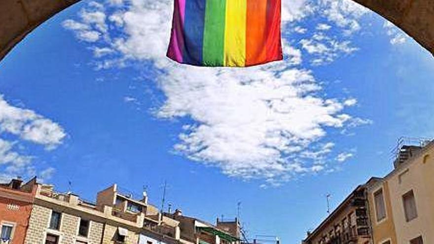 La bandera del col·lectiu LGTBI onejant a la façana de l&#039;ajuntament