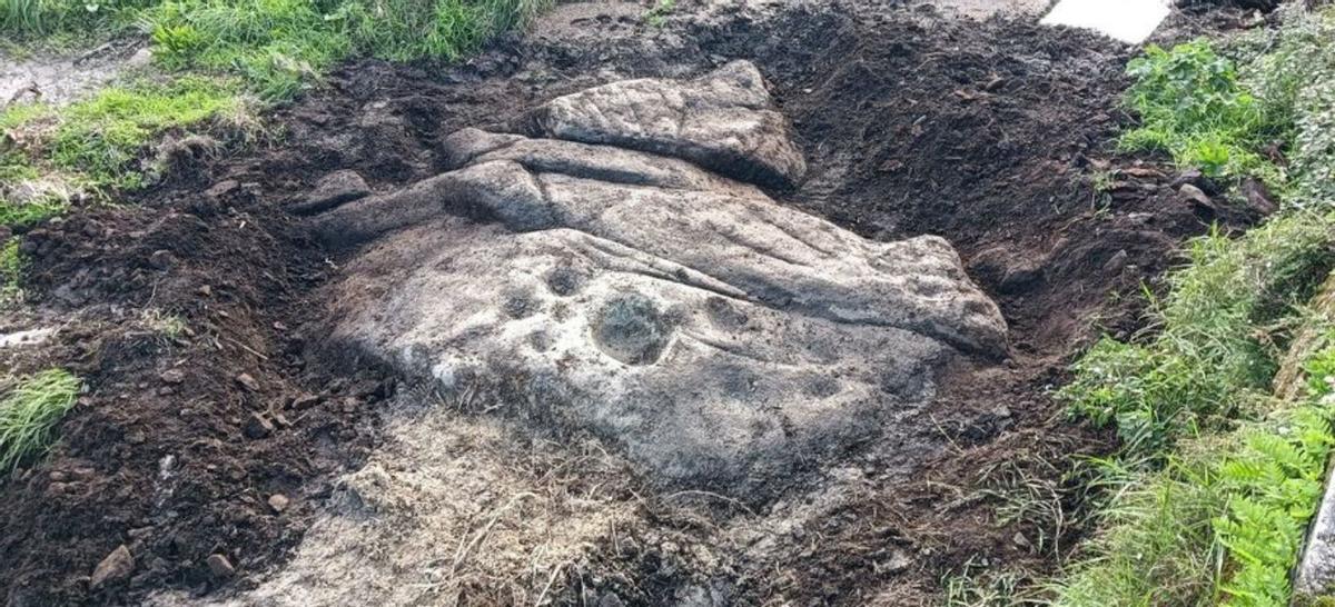 El petroglifo pisado por una excavadora. |  V.M.F.