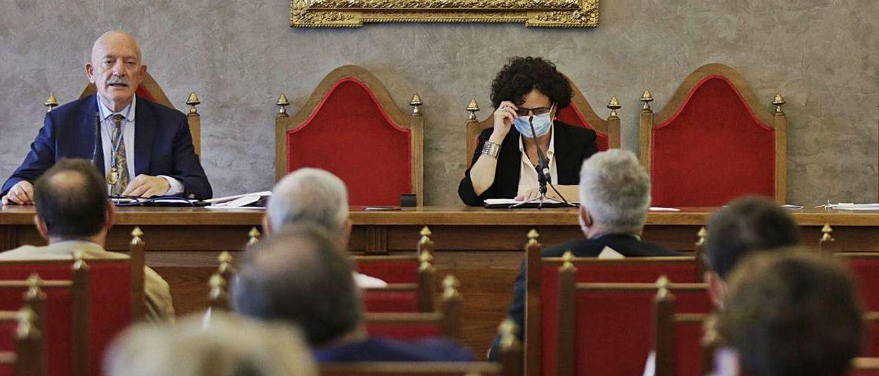 En la mesa, Ramón Rodríguez y Berta Piñán, y en el círculo, José Antonio Álvarez Castrillón, durante la sesión de clausura de curso en el Ridea.