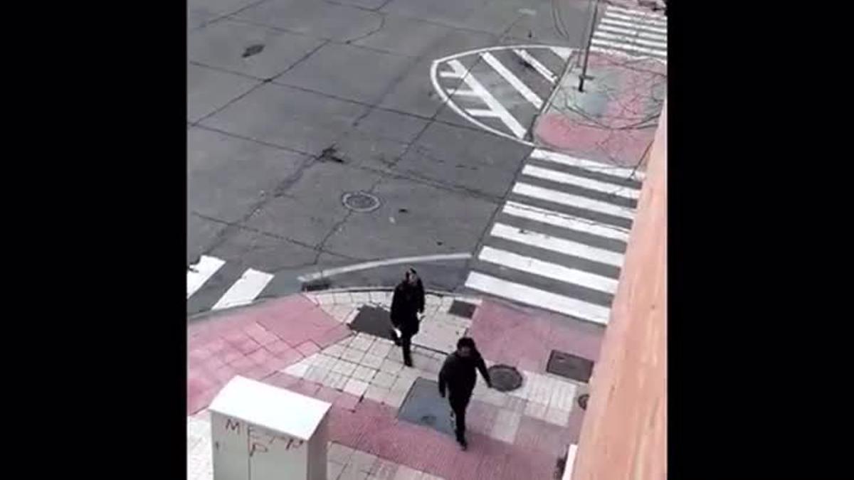 Policía locales riñen a gente que pasea por Salamanca la primera mañana del estado de alarma