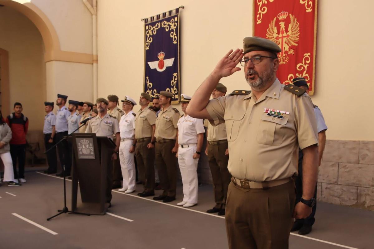 Acto de entrega de diplomas a los tres estudiantes de Secundaria finalistas de la edición valenciana de la 13º concurso Carta a un militar español, con izado de bandera en la Delegación de Defensa y visita guiada al Museo Histórico Militar de València.