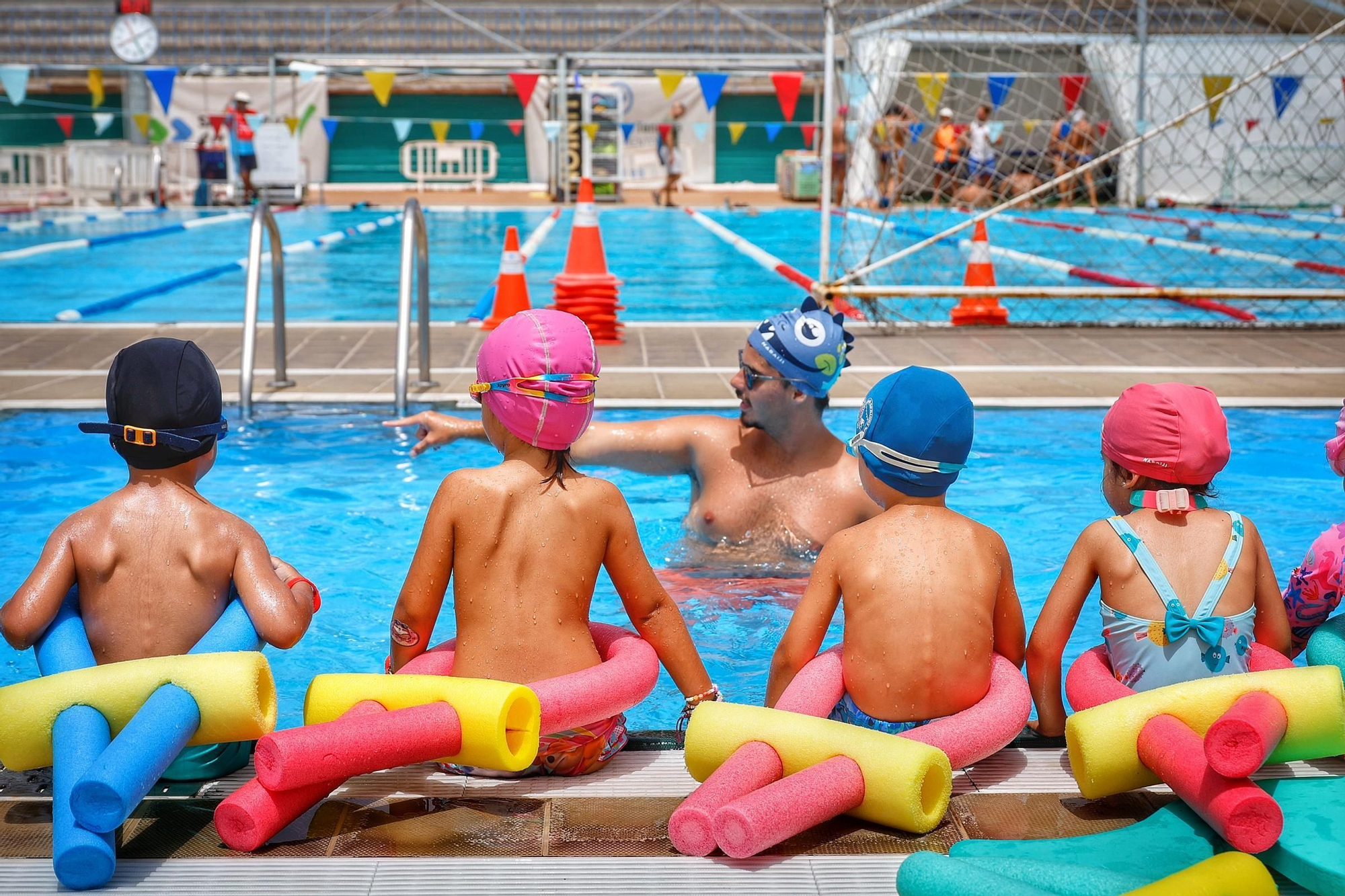 Visita a los cursillos de natación en la piscina Acidalio Lorenzo