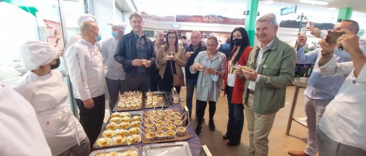 Las autoridades, cocineros e invitados en la inauguración del “Degusta Europa”, que tuvo lugar ayer en el mercado de O Grove.   | //  FDV